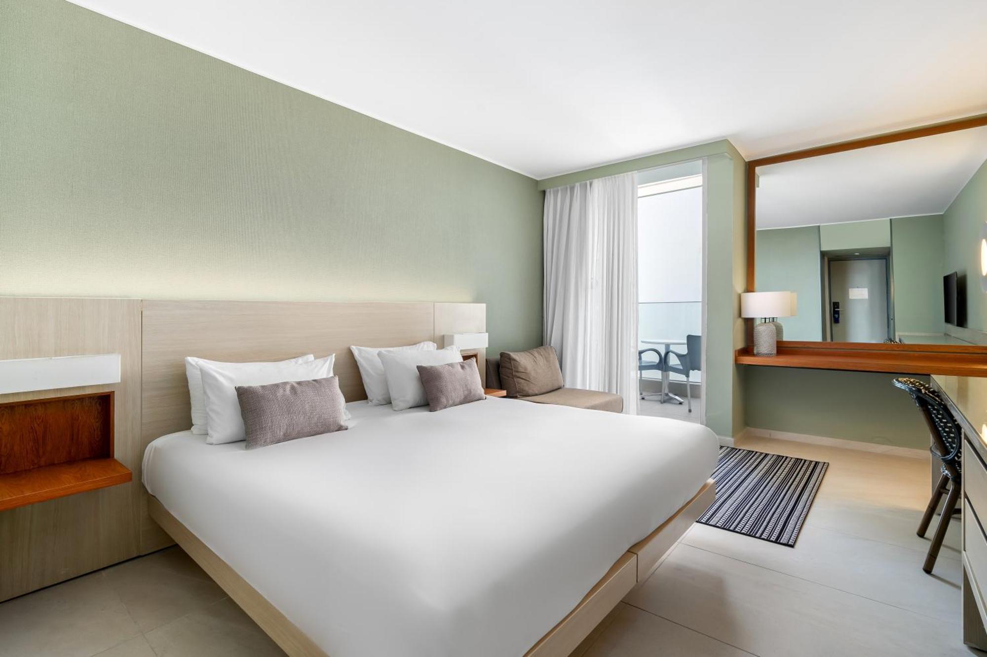 Doppel-/Zweibettzimmer mit Poolblick